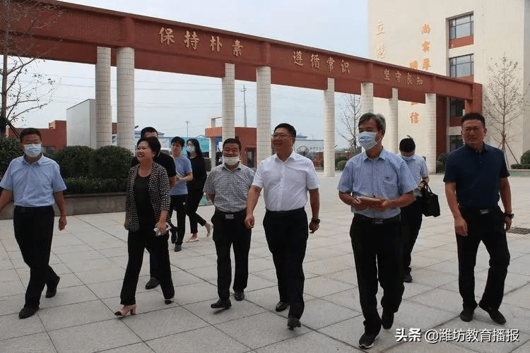 2021年9月7日,在第37个教师节到来之际,坊子区委副书记,区长李良华,副