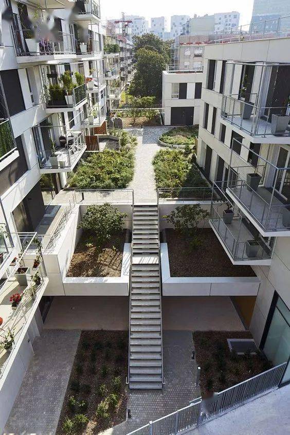国外高层半空搭建连廊花园,放国内真不吃香,物业公摊压根付不起