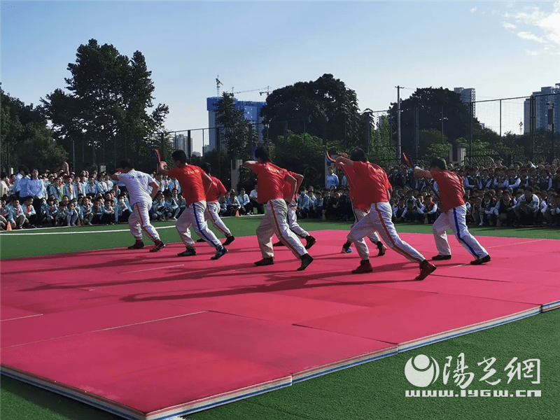 西安市體育運動學校中國式摔跤隊的隊員代表們和馬旗寨小學體育教師