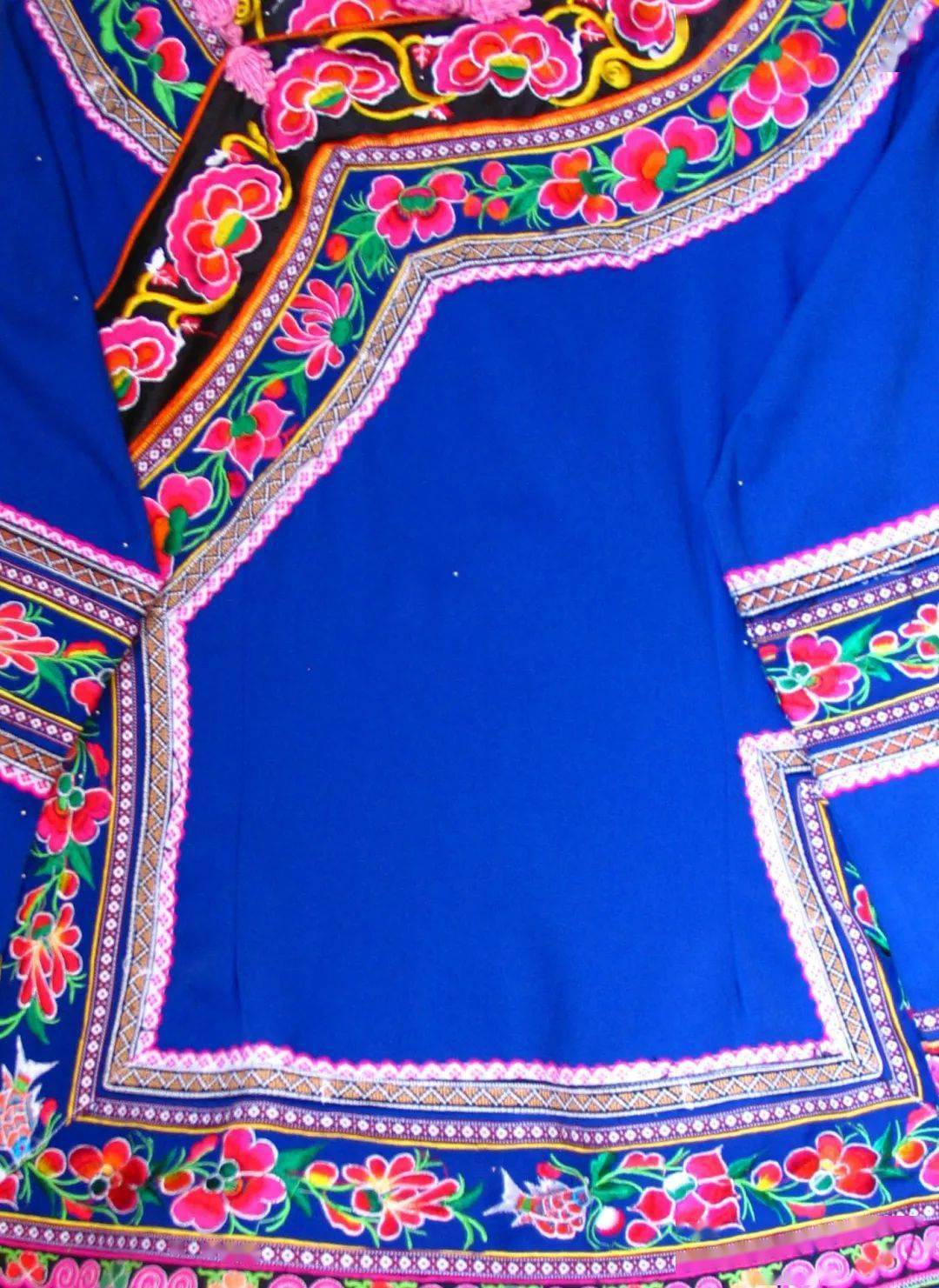 图案|设计精美工艺精湛，峨山纳苏服饰绝了