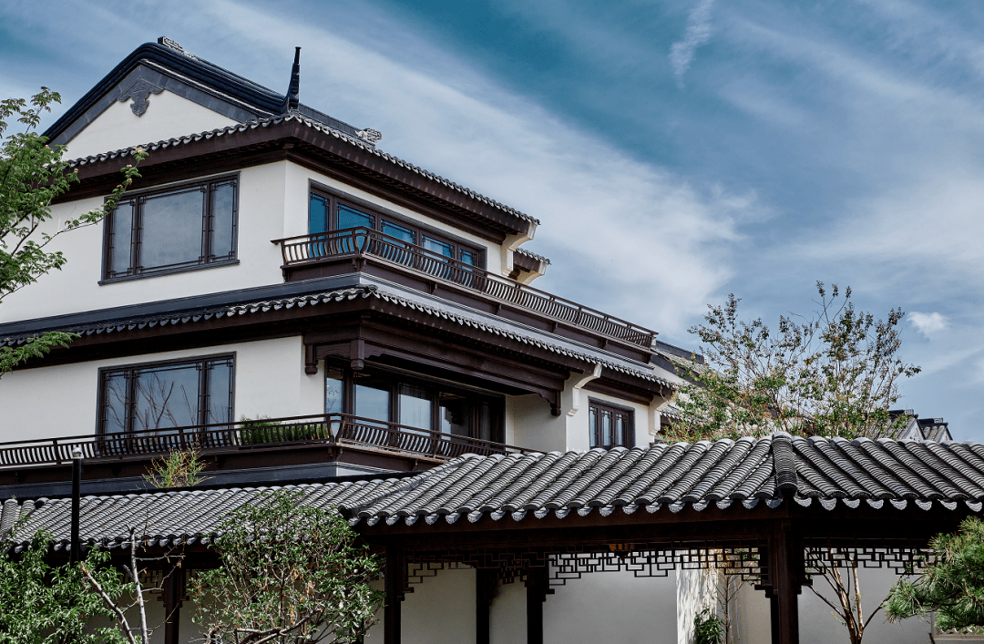 秦砖汉瓦,飞檐斗拱,户牖窗棂,曲水流觞,一座中式合院,既包含着我们的