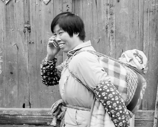 90年代的一位留守妇女(图片来源:人民日报)