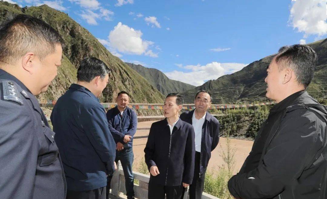 青春警院调研指导李宏亚在玉树调研公安工作时强调树牢底线思维风险