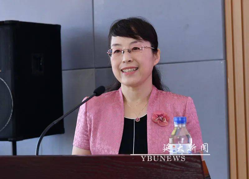 副校长张玉红作了师德师风建设工作报告.