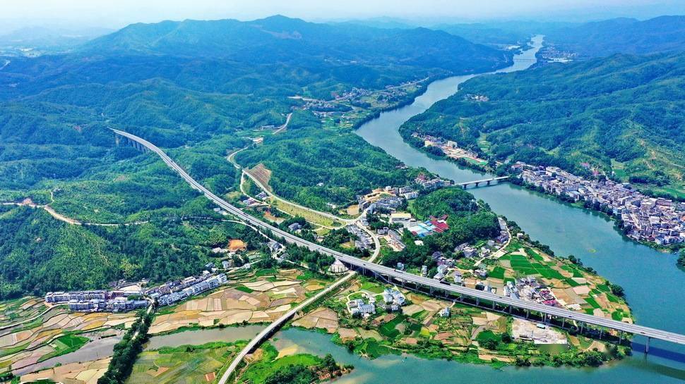 绿水青山丨赣州会昌:雨后云雾蒸腾,通村公路蜿蜒在崇山峻岭之间