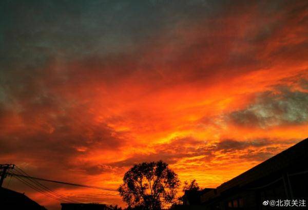 天邊雲朵如被夕陽點燃一場急雨過後北京出現豔麗晚霞