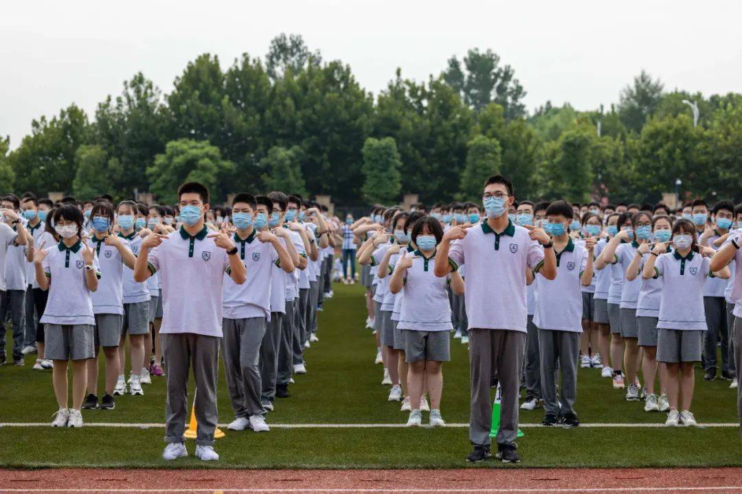 返校啦…贴心的防疫礼包加油打气的手势舞南师附中秦淮科技高中努力