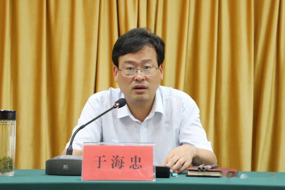 区委常委,宣传部长,区政府党组成员杨鹭宣读了《致全区广大教职工的