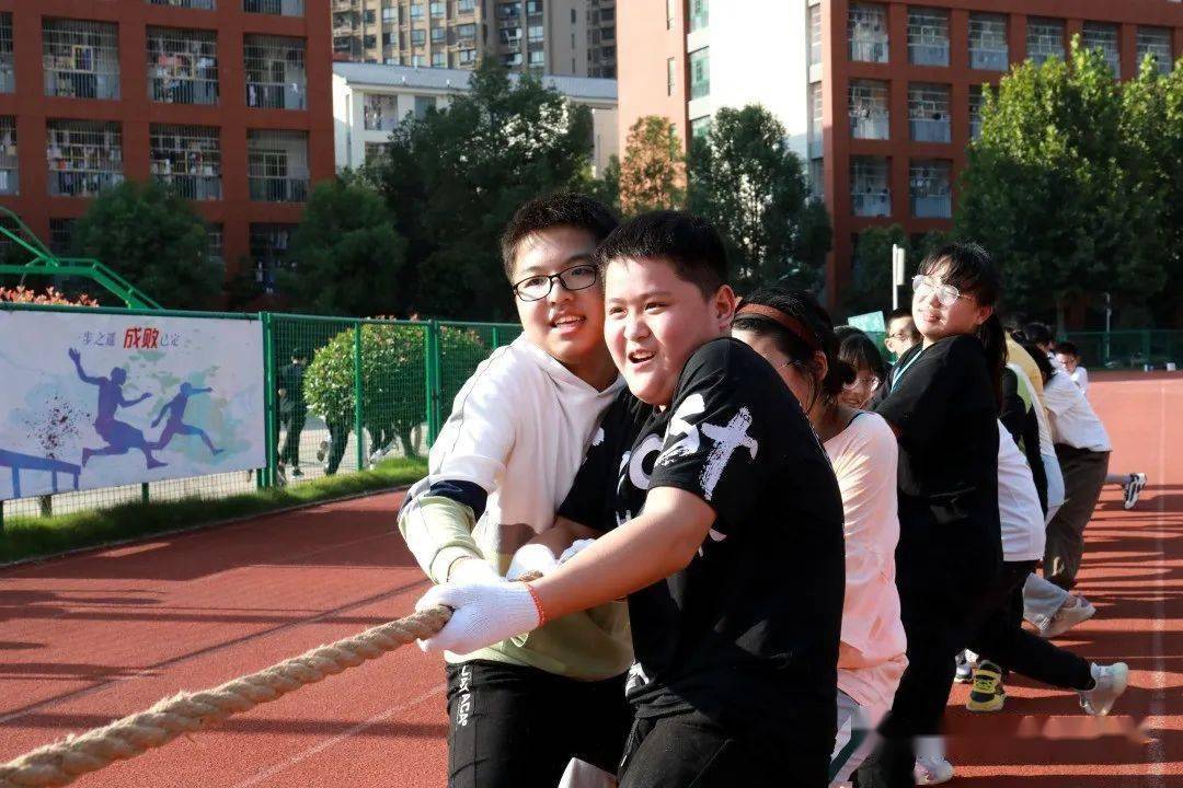 力拔山河气盖世勇争赛冠似骄阳七年级开展拔河比赛