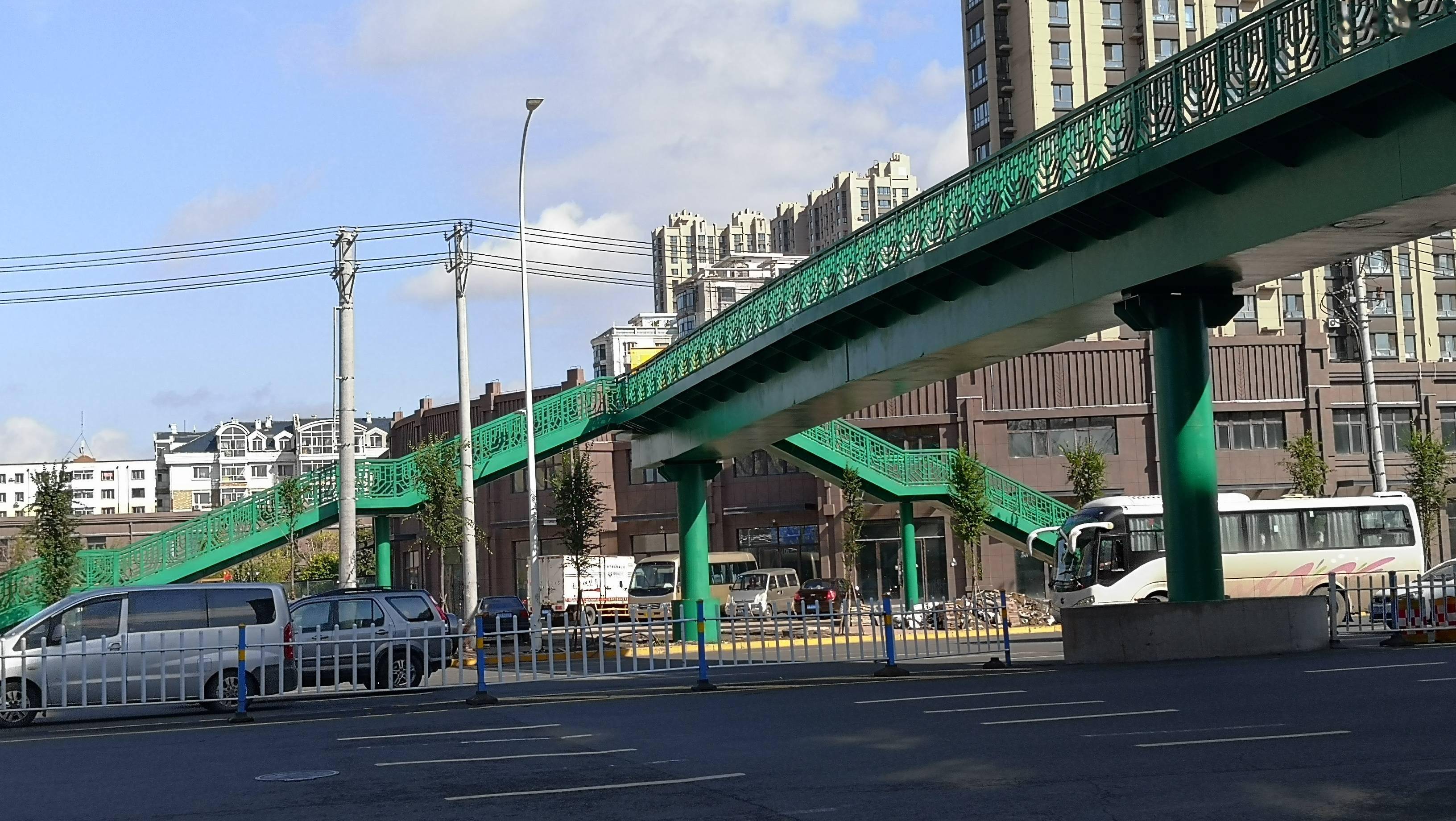 点赞!这里新建一座大跨度过街天桥,以后市民过街方便,安全了
