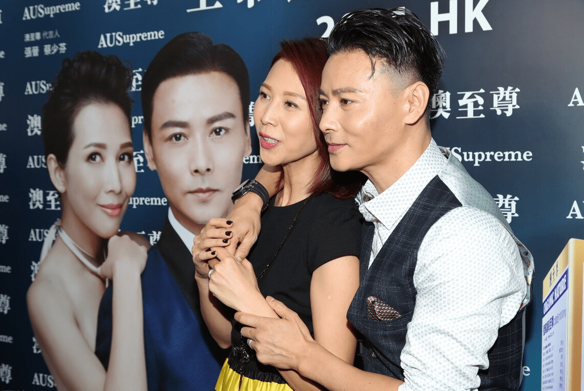 张晋和吴京两人同台硬汉形象深入人心穿搭简约得体很大气