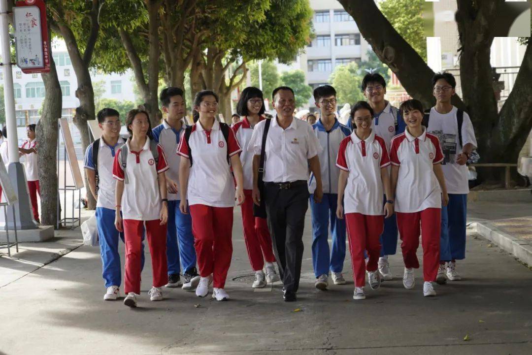 谭辉,男,1965年4月出生,晋江市南侨中学高级教师.