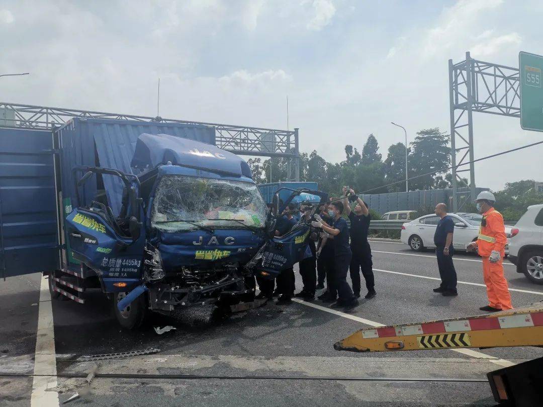 所幸該車司機無大礙輕型貨車被撞後橫停於道路中間導致貨櫃車一人被困