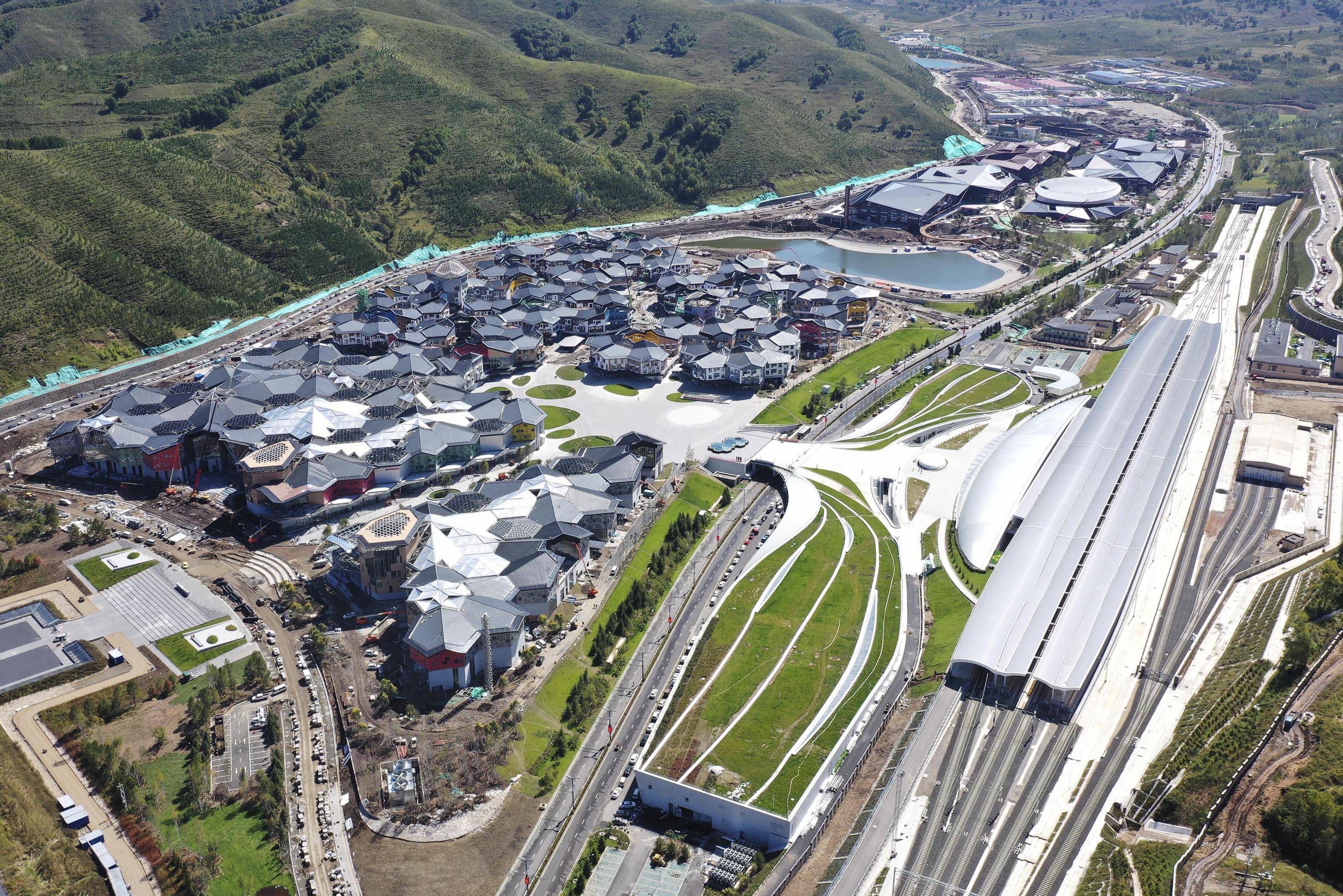 位于太子城冰雪小镇的冬奥颁奖广场(左)和太子城高铁站(9月10日摄,无