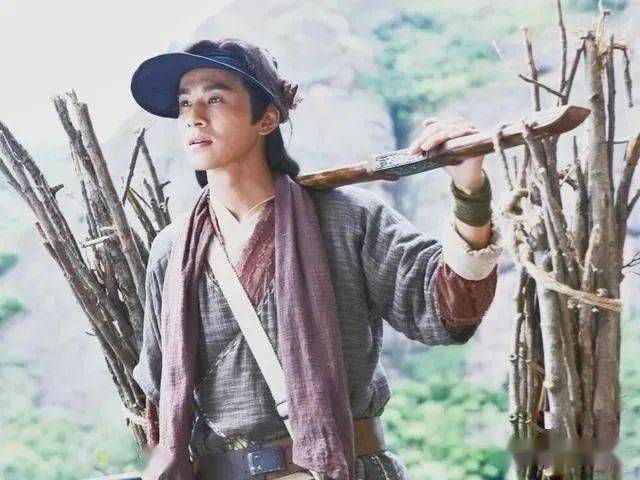 有一天,儿子清早出门上山砍柴,路过一个大泥潭边,见一只老虎陷在泥潭