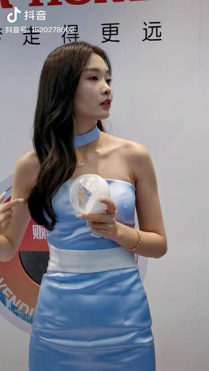 小姐姐手里的球谁想要抛绣球啦大长腿美女李凉凉