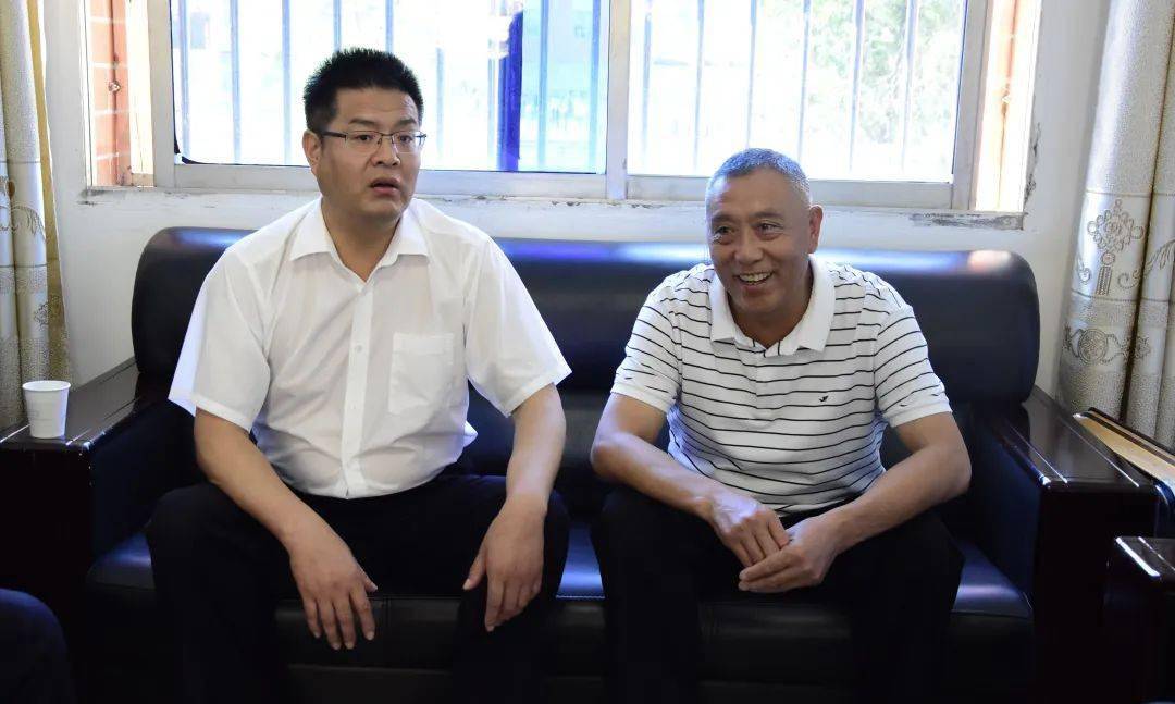 9月10日,县人大常委会主任,县委政法委书记滕远东到城口中学,重师大