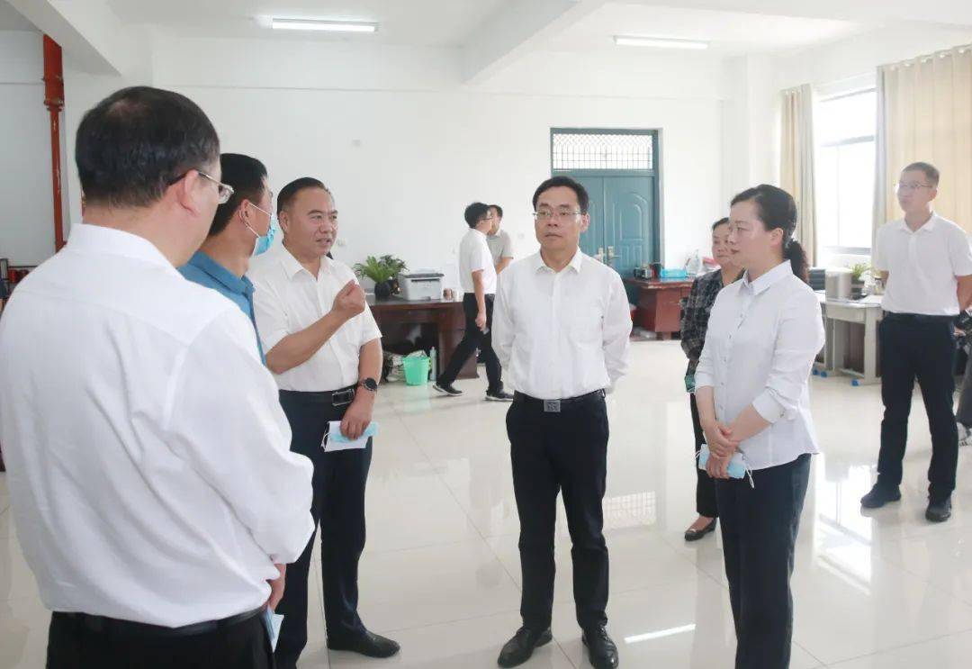 头条李光超王汝娜开展教师节走访慰问活动