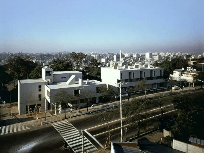 代官山集合住宅,是槙文彦跨度达23年的一个重要作品,通过构建居住空间