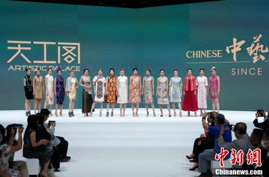 脉络|香港上演旗袍秀 展现旗袍独特韵味