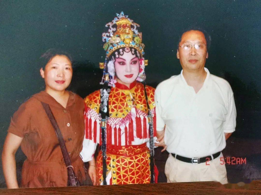 姚昆宏与《百花公主》主演杨凤一,导演石宏图在演出后合影留念.