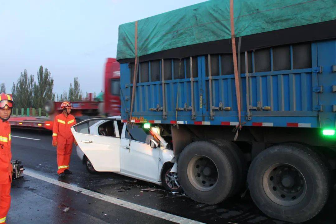 京藏高速严重交通事故警示,现场惨烈!2死3伤!伤者中有两名孩童
