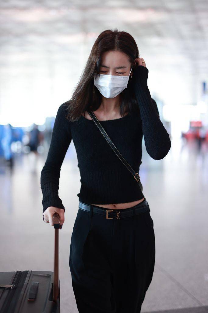 黑色|刘雯穿黑色紧身针织衫+休闲裤 简单时髦