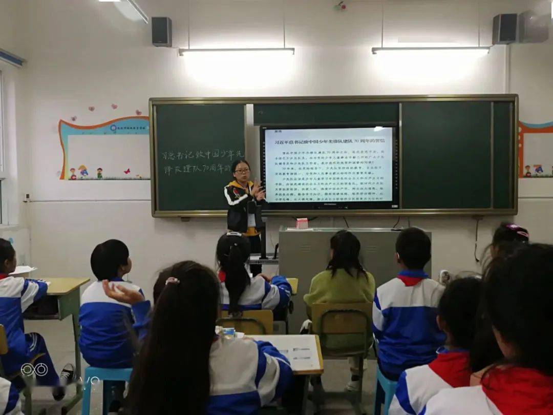 向上伸出拇指,一边做嘴型——这是恩施市特殊教育学校手语老师付艳萍