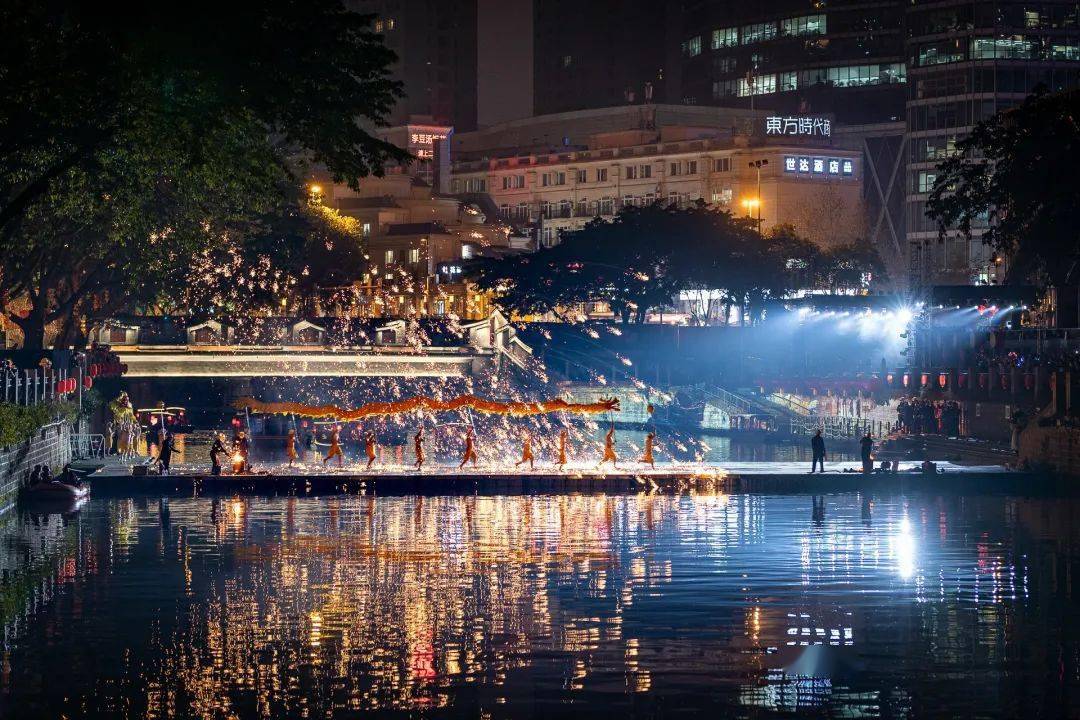 烟火|“发现成都之美·镜头里的公园城市”主题摄影月赛8月获奖作品揭晓，欢迎围观！