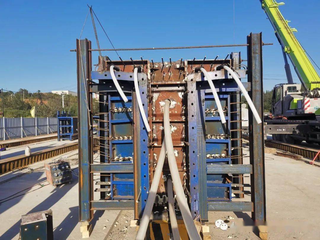 张峰道路工程ppp项目昆仑大桥首片30mt梁历时三个多小时顺利浇筑完成