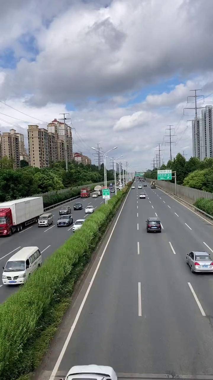 早晚高峰经常拥堵不堪!近期,三环线是否禁货车上路引发热议,你怎么看?