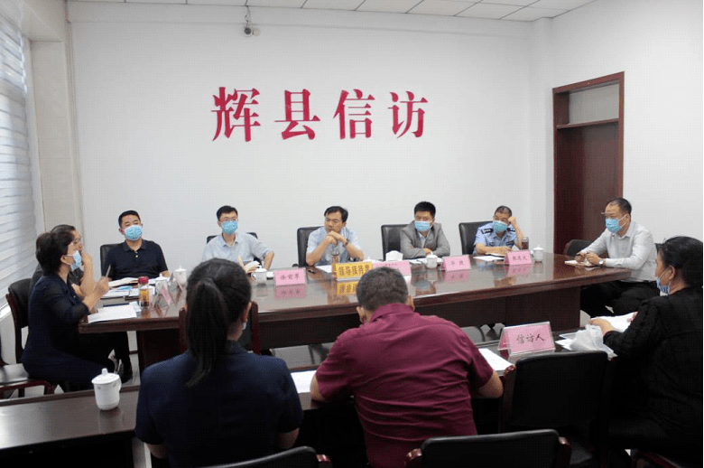 9月10日,辉县市委书记刘军伟到市信访接待大厅公开接待群众来访,市委
