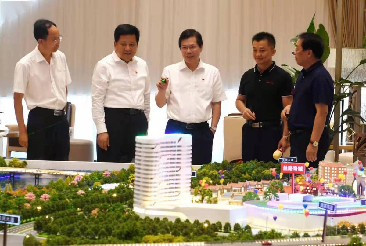 项目建设等工作也实现了大突破,大提速,处处呈现出一派塔吊林立,机声