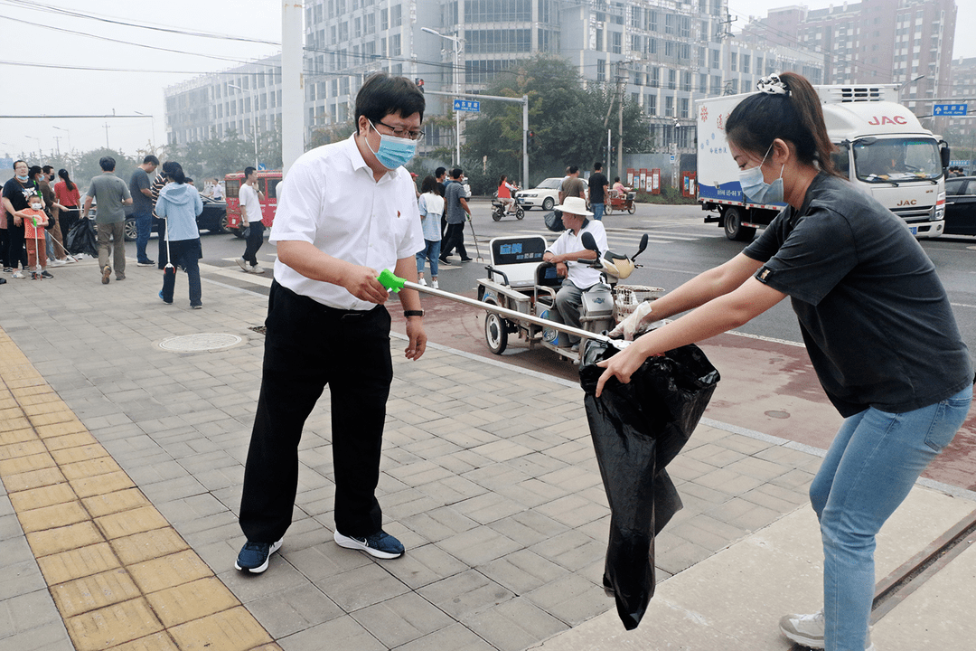 镇机关干部分成9组,由镇二级班子领导带队,大家手拿夹子沿苏望路及胡