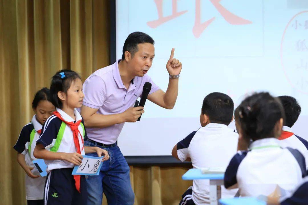 彭峰,溧阳市燕湖小学副校长,副书记,常州市小学语文学科带头人,常州市