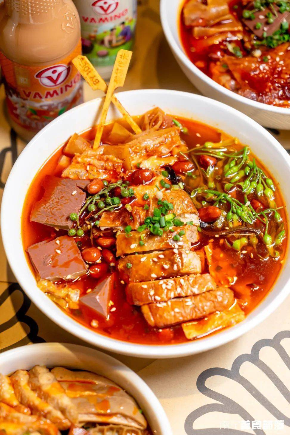 烧鸭螺蛳粉分量十足的大鸭腿浸入鲜美的螺汤,一口咬下去还会爆汁,此时