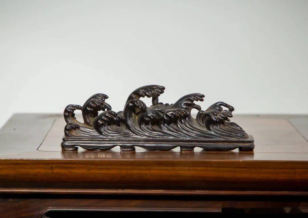 清代 紫檀木雕海浪纹笔架山清代 紫檀木刻兰花笔筒清代 红木座朱漆