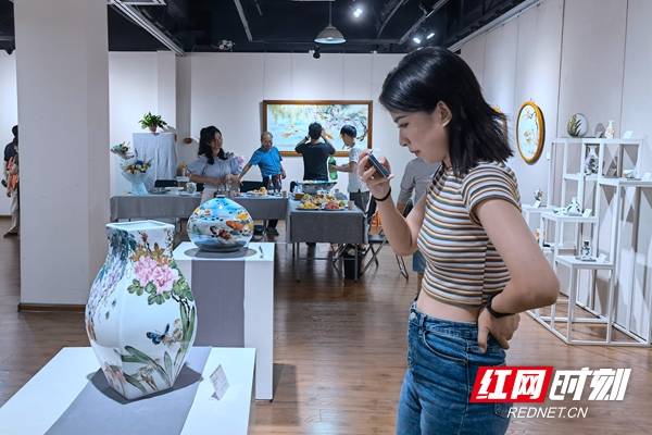 艺术|看艺术家对瓷绘的探索与思考 “关兰·瓷彩2021”开展