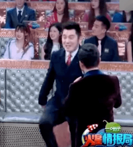 什么|男明星直播尺度这么大??油腻画面给爷看吐了...