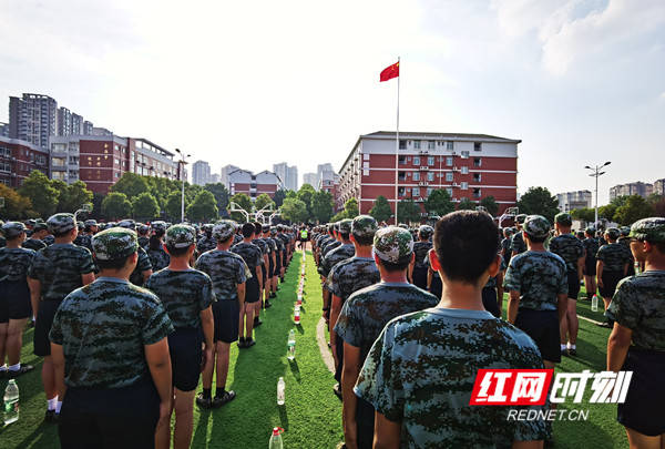 训练|训军人之姿 扬少年精神 金海中学800名学生四天军训叩响初中大门第一课