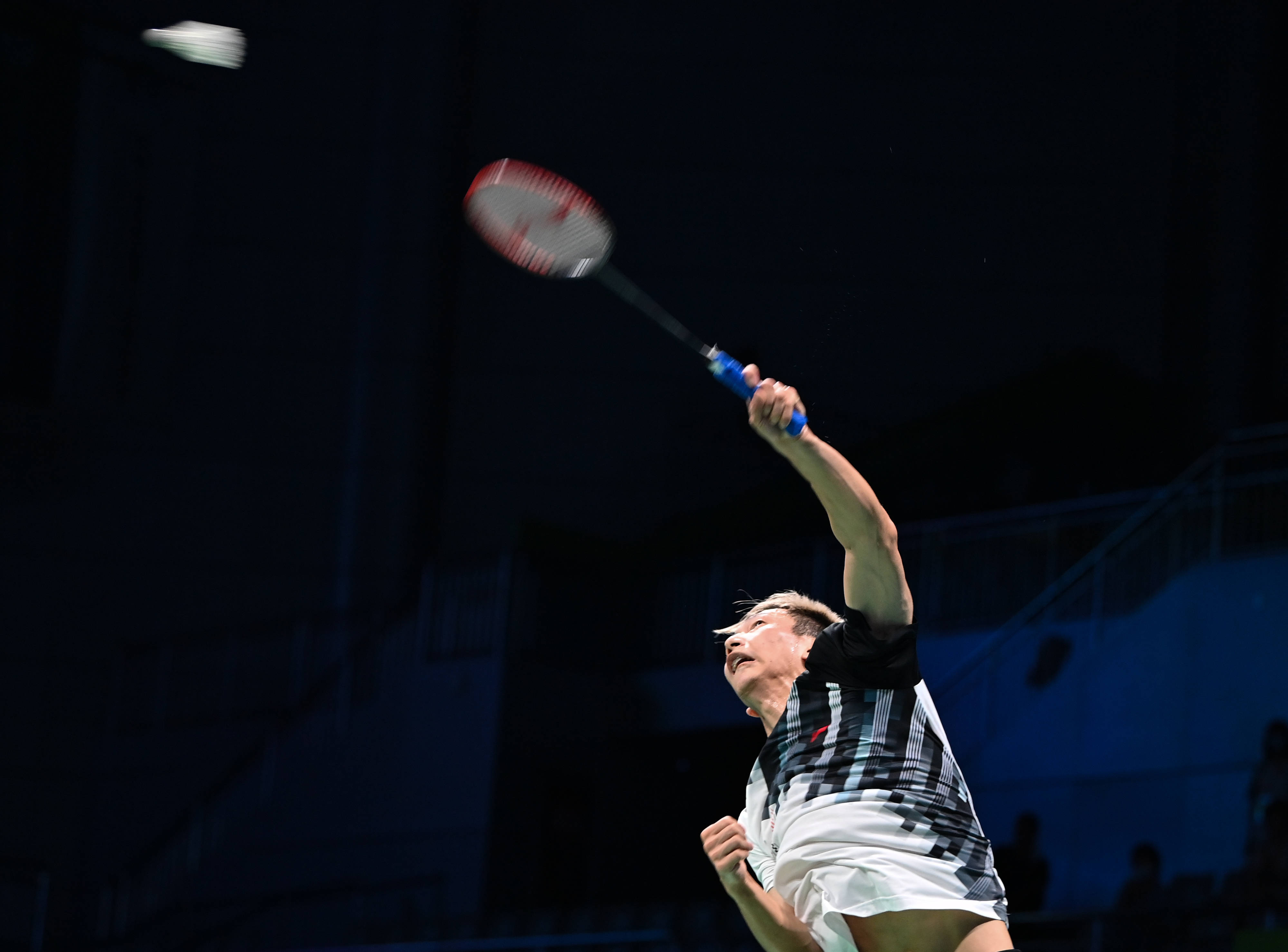 广东队选手雷兰曦在单打比赛中回球,他以2比0战胜福建队选手吴凯安