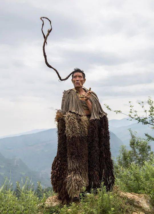 三星堆新出土的"力士"青铜人像,像不像彝族人的"天菩萨"?