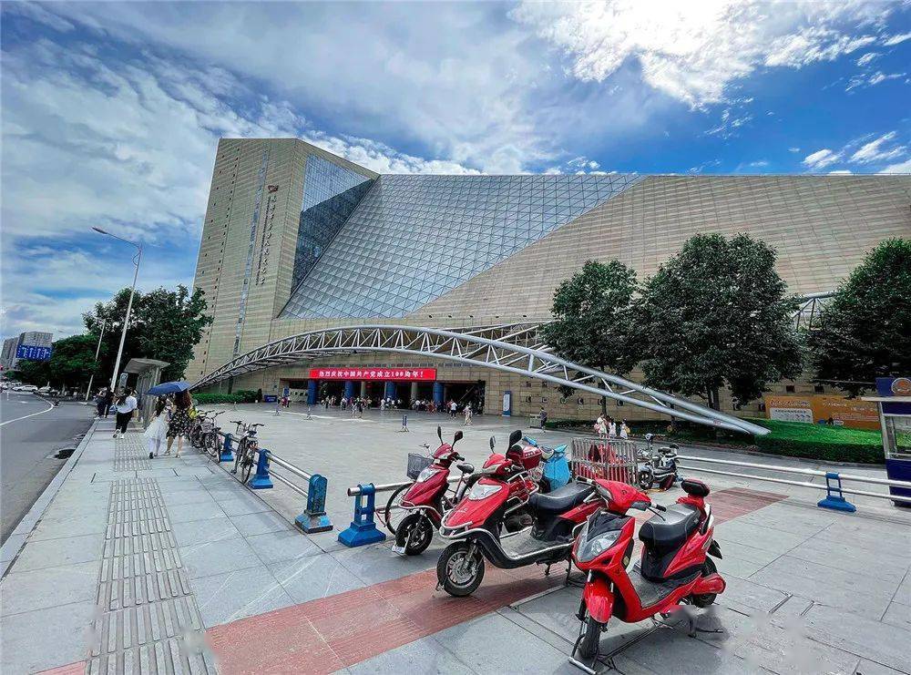 2021年7月10日成都市文化宫.2021年7月10日成都市中环路青羊大道.