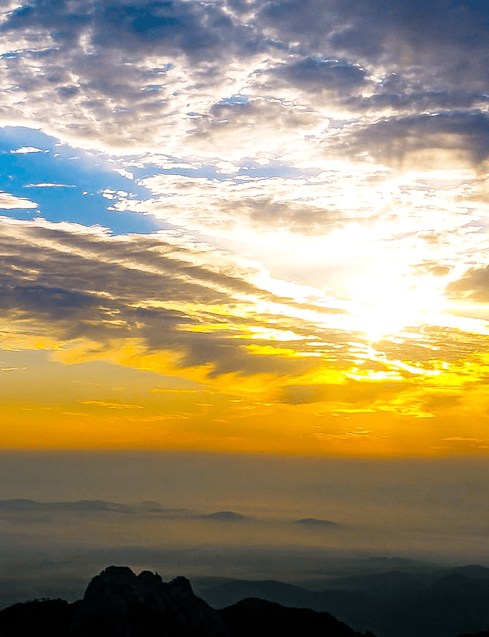 昆嵛云海伴日出 万丈金辉滚滚来_天空