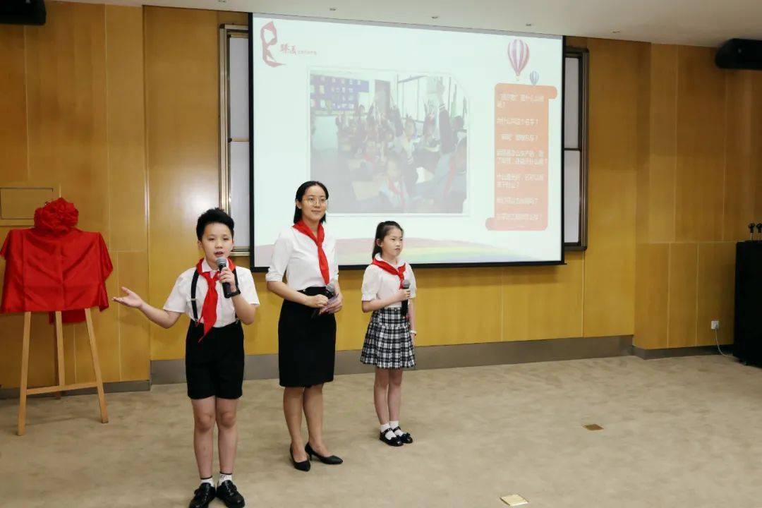 成立仪式上,来自江阴市实验小学的辅导员和少先队员展示少先队校外