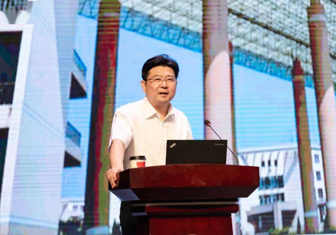 崔凤军为2021级新生上开学第一课活出鲜衣怒马的幸福人生