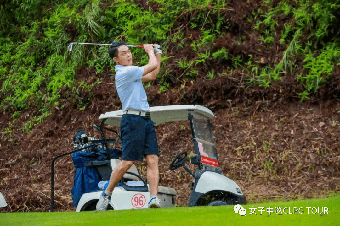 起点中巡金秋鹭岛会英雄男子业余郑永达4杆领跑首轮