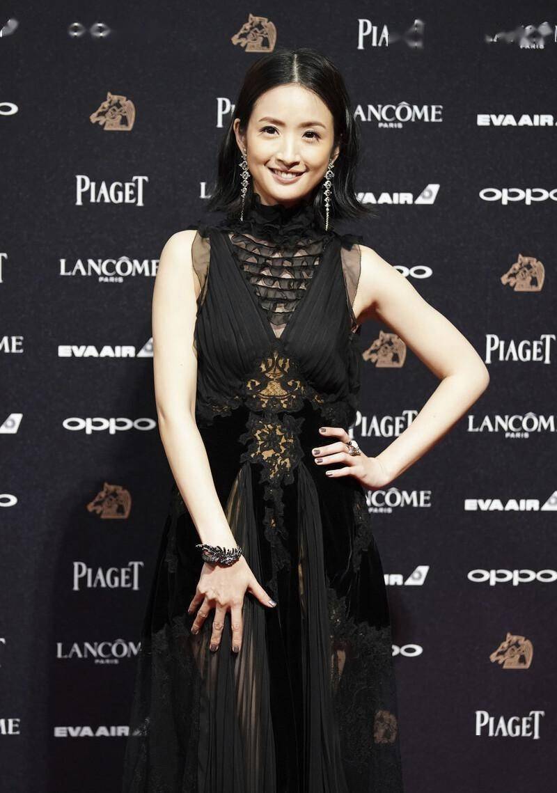 林依晨的气质没被年龄影响穿薄纱礼裙显贵气向下看才知心机