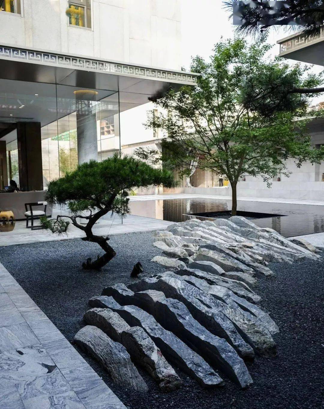 石与松景观中的石材运用