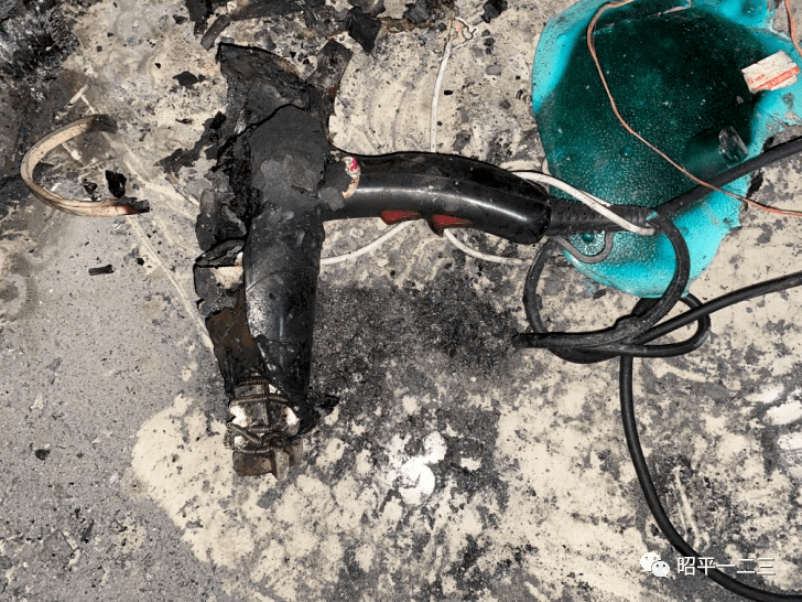 贺州一电吹风筒引发火灾